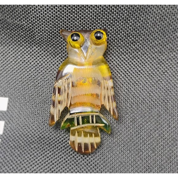 Rare Find Vintage 1950s Lucite Owl Brooch Hand Carved Yellow Brown Green 2 1/8" - Picture 3 of 5